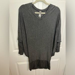Go Couture Woman’s Long Sleeve Oversized Tunic V-Neck Size Medium Gray‎